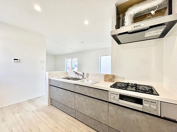 ◆6号棟◆〜Kitchen〜 「さぁ今日は何を作ろう」こんなキッチンなら思いっきり料理ができちゃいます。キッチンからはリビングが一望できます。家族がつながるお家がここにございます。