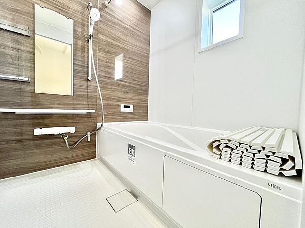 ◆6号棟◆〜Bath Room〜 窓付きのバスルームは、採光もあり明るく気持ちの良い空間です。窓があることで、換気環境も良好。ゆったり寛げるバスルームで、毎日のバスタイムが楽しみになりそうです。