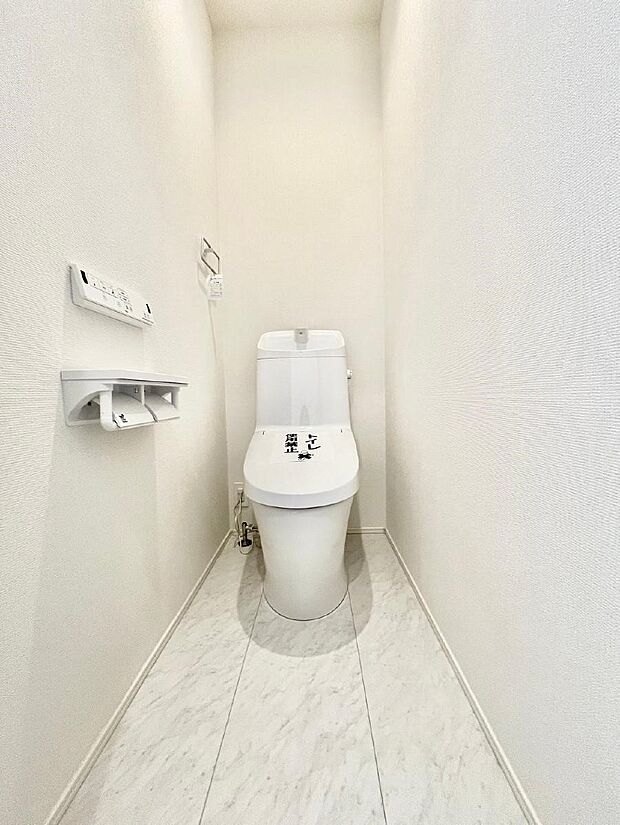 ◆6号棟◆〜Toilet〜 綺麗・スッキリ・快適なウォシュレット付トイレでくつろげる空間です。採光もあり明るく、快適空間となっております♪毎日使う場所だからこその配慮です!
