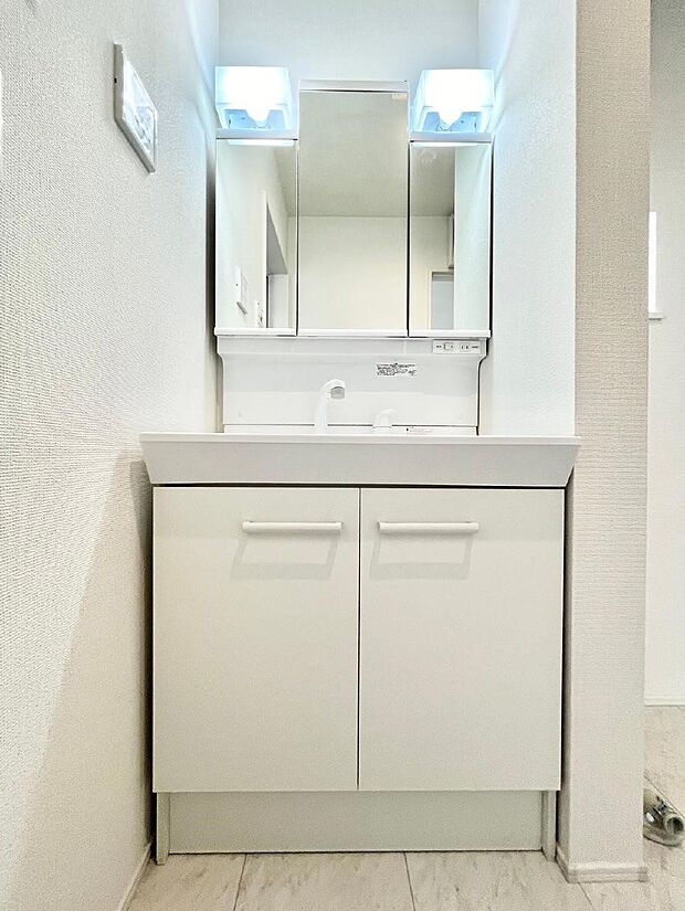 ◆6号棟◆〜Dressing Room〜 十分な大きさの洗面台は収納もさる事ながら、身だしなみチェックや歯磨きなど、朝の慌ただしい時間でもホテルライクなスペースで余裕とゆとりを感じて頂けます。