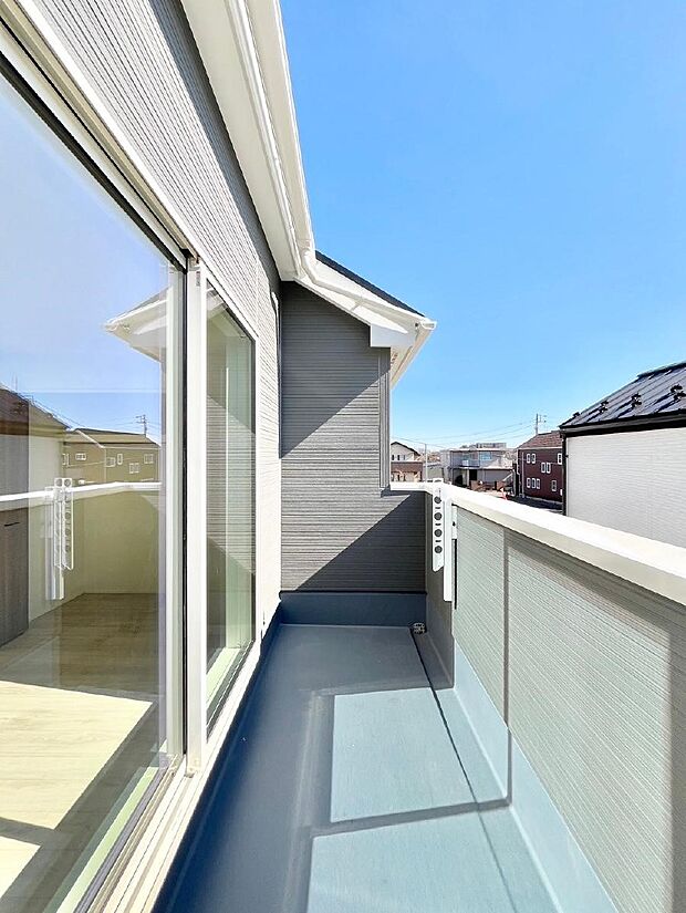 ◆6号棟◆〜Balcony〜 大きな空に囲まれた気持ちのいい家。バルコニーを覗くだけで圧倒的な開放感に包まれます。バルコニーは陽がさしこみお布団や洗濯物を気持ちよく干すことができます。