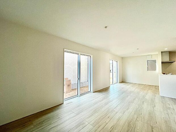 ◆6号棟◆〜Living〜 豊かな陽光がこの場所を照らしだす。光溢れるこの空間はみんなの笑顔が集う場所、時を忘れ、つきることのないたわいもない会話を楽しむ時間、たくさんの思いが綴られる場所。