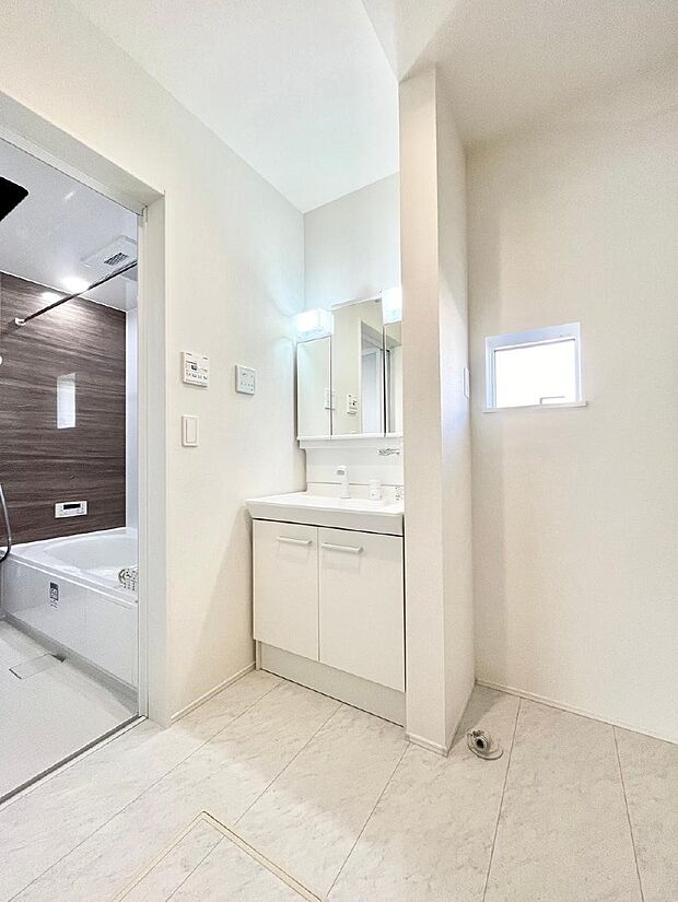 ◆6号棟◆〜Dressing Room〜　暗くなりがちな洗面所も窓があると採光と換気が可能なので気持ちよくお使い頂けます。三面鏡タイプの洗面台は鏡裏収納で散らかりがちな洗面所もスッキリ♪