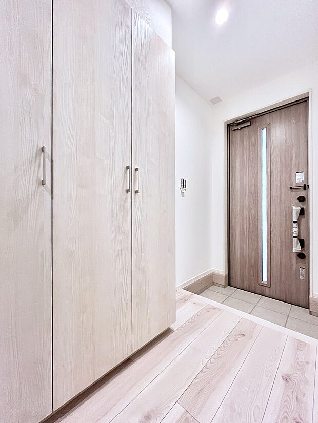 ◆2号棟◆〜Entrance〜 家の中でお客様を迎える最初の場所である玄関は、家の印象そのものです!豊富な玄関収納で、常に綺麗に保つことが出来ます♪玄関にはたっぷり収納の下駄箱を完備!