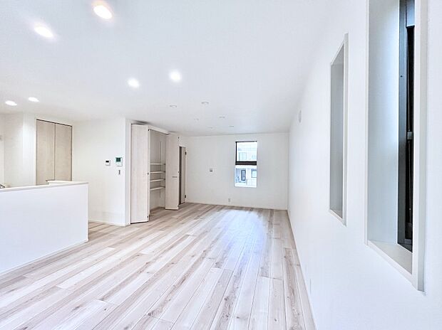 ◆2号棟◆〜Living〜 家族の食事や団らんのほか、子どもを遊ばせたり、友人を招いたりするLDKは住まいの中心。長時間過ごす場所だから、その空間は住まい全体の居心地を左右します。