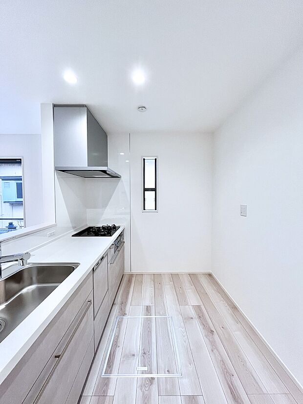 ◆2号棟◆〜Kitchen〜　自然光が入る窓のあるキッチン☆毎日使う場所だからこそ、使い勝手を考慮しました。ゆったりとしたキッチンコーナーは質感豊かな仕上がりとなっております。