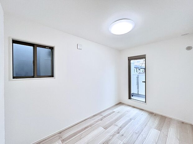 ◆2号棟◆〜Bed Room〜　2面採光を確保した明るい室内は、風通しも良く、大変居心地の良い空間となっております。爽やかな風を感じて起きる朝は、快適生活の始まりに！日当たりや通風がとても良い住まい♪