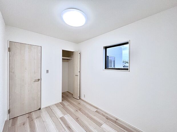 ◆2号棟◆〜Bed Room〜 子供部屋はお子様にとって大変重な役割があります。子供一人で過ごす空間を与えることで、宿題や勉強時間も自然と増えまた自ら部屋の片付けや掃除なども促すことに繋がります。