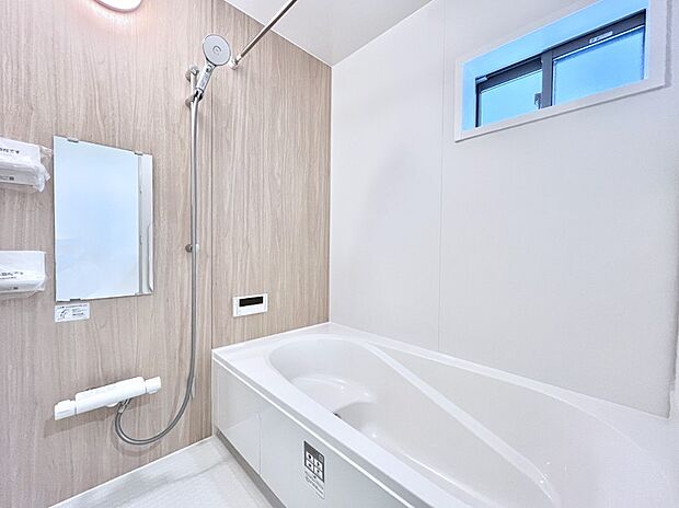 ◆2号棟◆〜Bath Room〜 落ち着いた雰囲気の浴室で明日に向けてリフレッシュ。 浴室乾燥機能も付いているので洗い上がった洗濯物を、雨の日も天気を気にせず乾燥させることも可能です。