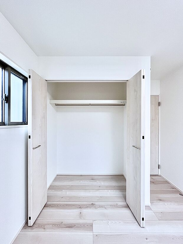 ◆2号棟◆〜Closet〜 壁面クローゼットがあればタンスを置く必要がなく、出っ張りのないスッキリ空間を維持できます。限られたスペースを有効に活用できそう。衣類や趣味の品などたっぷり収納出来ますね♪