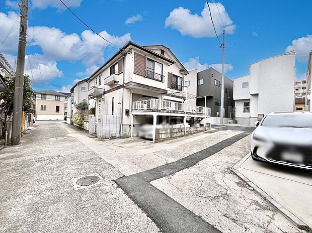 〜Exterior〜 前面道路:北東 4m 私道 前面道路は閑静な住宅地をはしる車通りの少ない道路。駐車の出し入れもらくらくです!ご不明点・現地見学のご希望は、お気軽にお問い合わせください!
