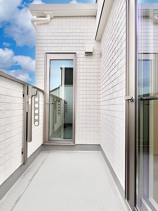 ◆2号棟◆〜Balcony〜 大きな空に囲まれた気持ちのいい家。バルコニーを覗くだけで圧倒的な開放感に包まれます。 バルコニーは陽がさしこみお布団や洗濯物を気持ちよく干すことができます。