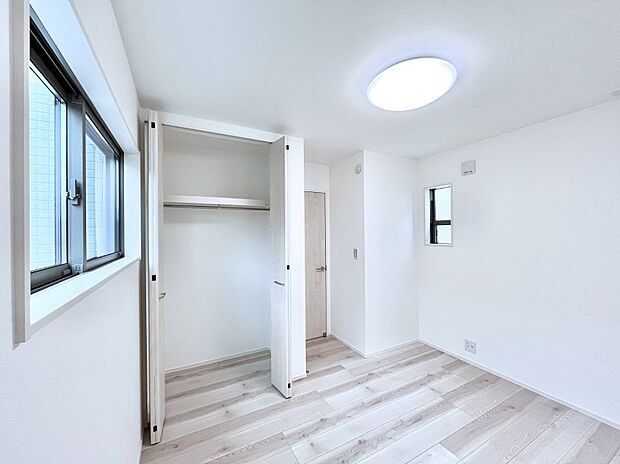 ◆2号棟◆〜Bed Room〜 全居室には収納クローゼットを完備!普段使いのお洋服や小物はもちろん、季節物のお洋服などもしっかりと整理整頓おしまい頂けます。 居室空間を広く使用できますね。