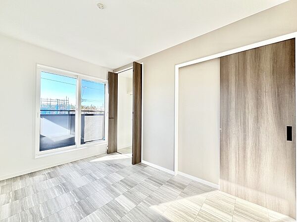 ◆12号棟◆～Bed Room～　バルコニーからの採光で朝もスッキリ目が覚めそうですね！穏やかな光が差し込む室内には、穏やかな時間が流れます。日当たりや通風がとても良い住まい♪