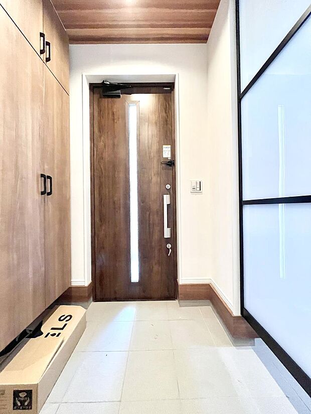 〜Entrance〜　家の中でお客様を迎える最初の場所である玄関は、家の印象そのものです！豊富な玄関収納で、常に綺麗に保つことが出来ます♪玄関にはたっぷり収納の下駄箱を完備！