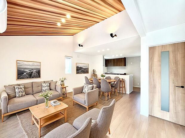 〜Living〜　家族の会話や笑顔が行き交うリビングです。子供が走ってる姿を見ながら、大きなソファやダイニングテーブルでゆったり食事をしたりくつろぎたい♪そんな夢が叶えられる空間です！※家具はCGです