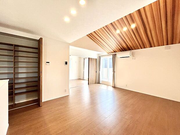 〜Living〜　家族の食事や団らんのほか、子どもを遊ばせたり、友人を招いたりするLDKは住まいの中心。長時間過ごす場所だから、その空間は住まい全体の居心地を左右します。