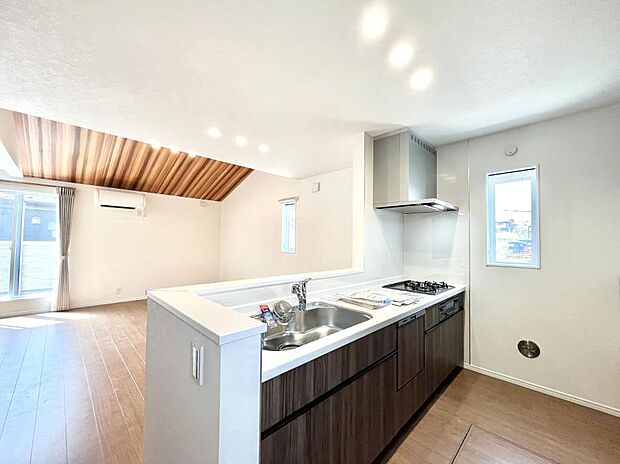 〜Kitchen〜　自然光が入る窓のあるキッチン☆毎日使う場所だからこそ、使い勝手を考慮しました。ゆったりとしたキッチンコーナーは質感豊かな仕上がりとなっております。