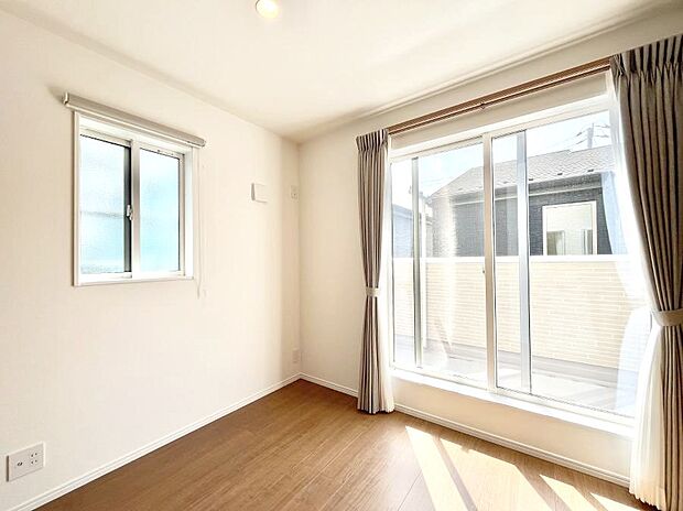 〜Bed Room〜　2面採光を確保した明るい室内は、風通しも良く、大変居心地の良い空間となっております。爽やかな風を感じて起きる朝は、快適生活の始まりに！日当たりや通風がとても良い住まい♪