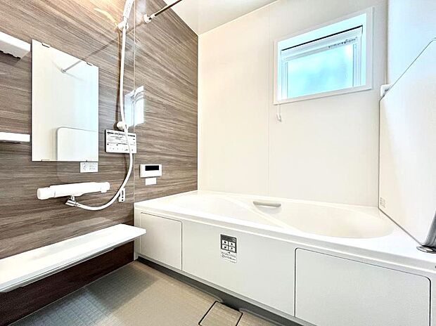 〜Bath Room〜　落ち着いた雰囲気の浴室で明日に向けてリフレッシュ。浴室乾燥機能も付いているので隣の洗濯機置き場で洗い上がった洗濯物を、雨の日も天気を気にせず乾燥させることも可能です。