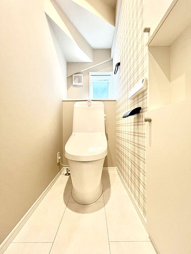 〜Toilet〜 綺麗・スッキリ・快適なウォシュレット付トイレでくつろげる空間です。1、2階共にトイレスペース!採光もあり明るく、快適空間となっております♪毎日使う場所だからこその配慮です!