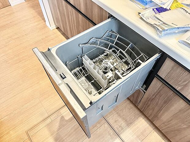 後片付けが楽になる食洗機も標準装備で付いております。使ったお皿を入れてスイッチを押すだけ!時間の有効活用にも重宝します。