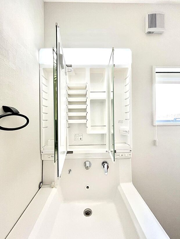 三面鏡の裏に、化粧品や衛生用品などを収納可能。洗面台をすっきりと保ちます！