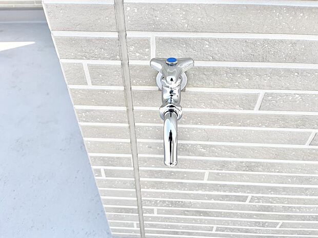 バルコニー水栓があればお掃除も楽々です。