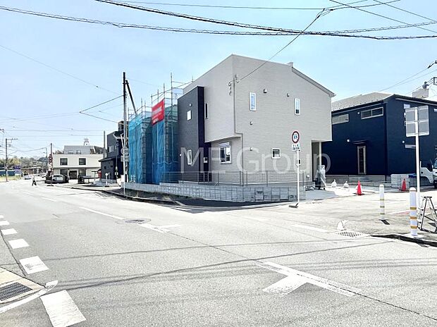 〜Exterior〜　前面道路：北東15.7ｍ公道・北西6ｍ公道　低層の一戸建てを中心とした街並みが整然と続き、周辺は高い建物が建っていないので、緑の多い閑静な趣を感じる環境です。