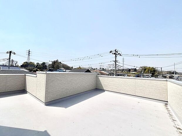 〜Balcony〜　スカイバルコニーで開放感を感じながら読書をして過ごしたり、仲のいい友人と集まってランチ会を開いたり…。日々の暮らしがちょっと潤い、理想の暮らしを実現できそうですね！