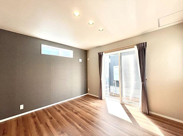 〜Bed Room〜  「今日も一日お疲れ様」とご夫婦でゆったりくつろげるWIC付きの寝室。毎日の家事やお仕事に疲れた日はフカフカのベットで癒されてください。本棚をおいても快適な広さが自慢♪