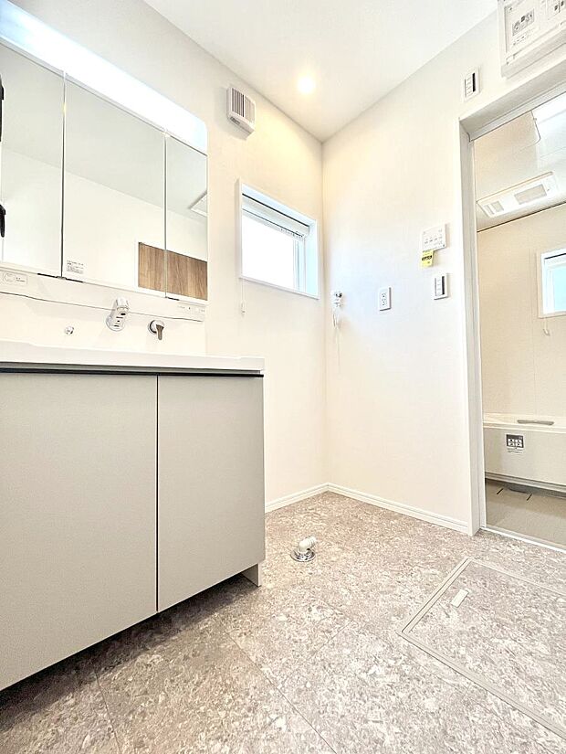 〜Dressing Room〜 暗くなりがちな洗面所も窓があると採光と換気が可能なので気持ちよくお使い頂けます。三面鏡タイプの洗面台は鏡裏収納で散らかりがちな洗面所もスッキリ♪