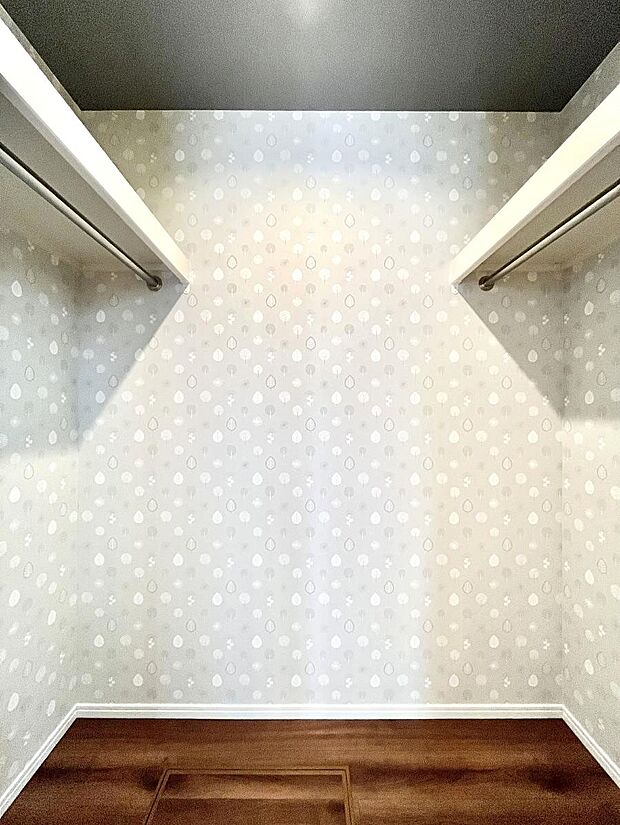 〜Walk-in Closet〜 必要なものやコーディネートを一覧して確認でき、身支度や準備が短時間で済むウォークインクローゼットを設置しました。家の中をすっきりとさせる便利な収納スペースです。