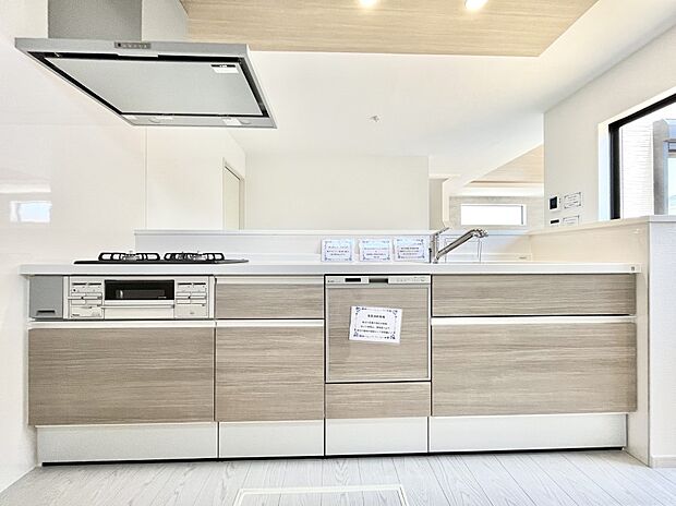 〜Kitchen〜 会話が弾むリビング、料理が愉しくなるキッチン。家は、ただ生活する場ではなく、暮らしを愉しく、快適にする場所。笑顔の毎日、安らぎの日々のために、最新の設備・仕様を採用。