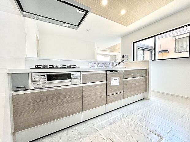 〜Kitchen〜  リビングが見渡せるカウンターキッチン。  料理をしながら家族とコミュニケーションをとれるだけでなく、大きな開放感も得ることができます。  お子様の成長も感じることができますね！