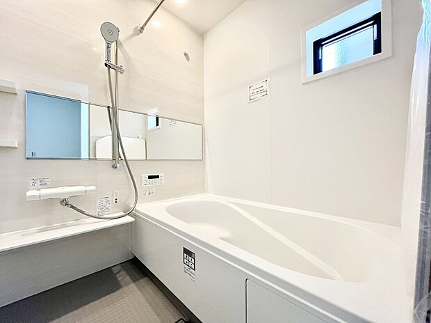 〜Bath Room〜 落ち着いた雰囲気の浴室で明日に向けてリフレッシュ。浴室乾燥機能も付いているので隣の洗濯機置き場で洗い上がった洗濯物を、雨の日も天気を気にせず乾燥させることも可能です。