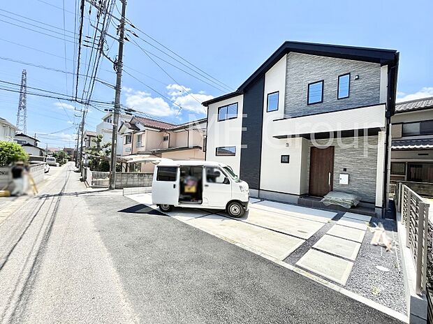 〜Exterior〜 前面道路:北 2.7m 公道 前面道路は閑静な住宅地をはしる車通りの少ない道路。駐車の出し入れもらくらくです!ご不明点・現地見学のご希望は、お気軽にお問い合わせください!