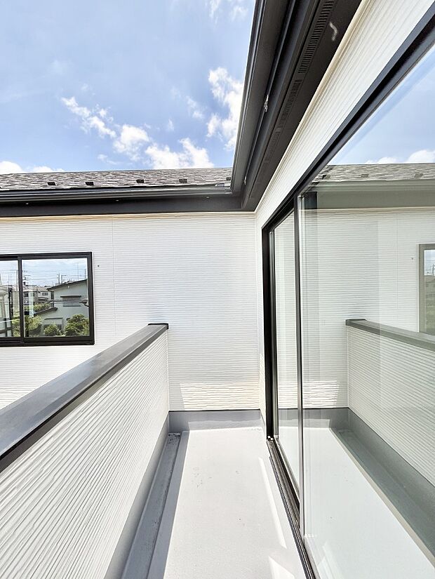 〜Balcony〜 バルコニーは温かい陽がさしこみ、お布団や洗濯物を気持ちよく干すことができます。 使いやすく開放的なバルコニーです♪陽ざしがたっぷり降り注ぐ、バルコニー付き住まい。