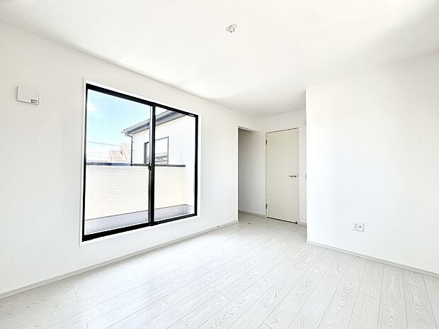 〜Bed Room〜  「今日も一日お疲れ様」とご夫婦でゆったりくつろげる寝室。  毎日の家事やお仕事に疲れた日はフカフカのベットで癒されてください。テレビや本棚をおいても快適な広さが自慢♪