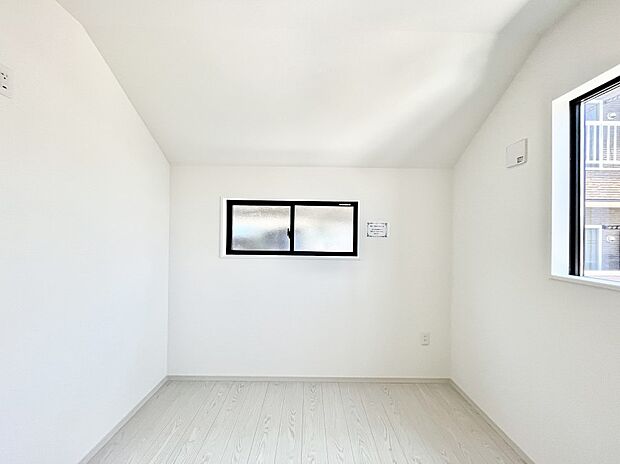 〜Bed Room〜 2面採光を確保した明るい室内は、風通しも良く、大変居心地の良い空間となっております。爽やかな風を感じて起きる朝は、快適生活の始まりに!日当たりや通風がとても良い住まい♪