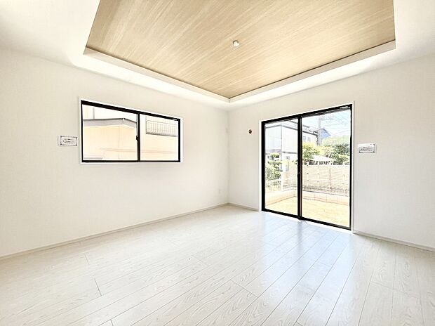 〜Living〜 飽きの来ないシンプルでおしゃれなLDK。大きな窓から日差しが差し込むので室内も明るく、家族の憩いの場としてピッタリです。開放感と日当たりの良さを是非ご覧ください!