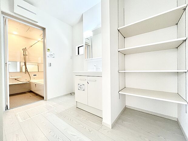 〜Dressing Room〜　暗くなりがちな洗面所も窓があると採光と換気が可能なので気持ちよくお使い頂けます。三面鏡タイプの洗面台は鏡裏収納で散らかりがちな洗面所もスッキリ♪