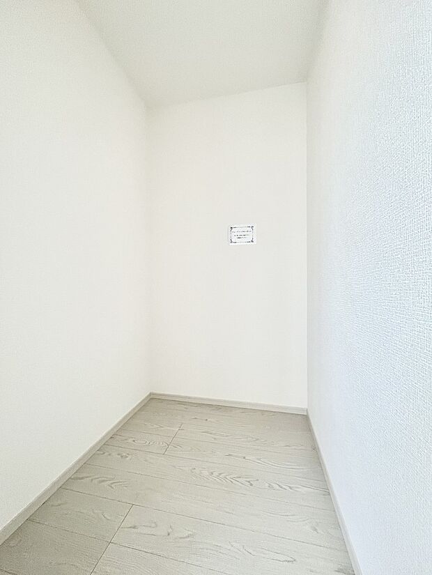 〜Walk-in Closet〜　必要なものやコーディネートを一覧して確認でき、身支度や準備が短時間で済むウォークインクローゼットを設置しました。家の中をすっきりとさせる便利な収納スペースです。