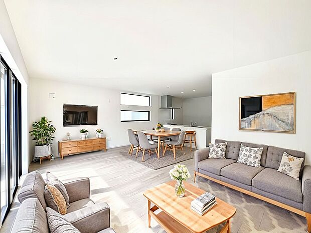 〜Living〜 家族の会話や笑顔が行き交うリビングです。子供が走ってる姿を見ながら、大きなソファやダイニングテーブルでゆったり食事をしたりくつろぎたい♪そんな夢が叶えられる空間です!※家具はCGです