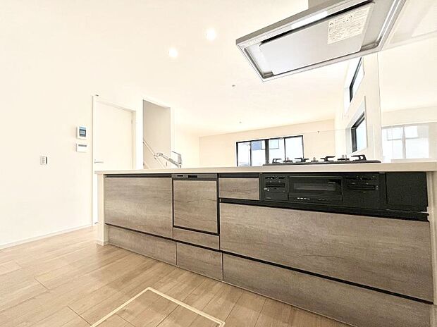 〜Kitchen〜　広くて使いやすいキッチンなら家族でいっしょに料理をつくったり、後片付けも手間なくできちゃいます♪収納もたっぷりあるので、いつもすっきりと清潔な印象を保てます。