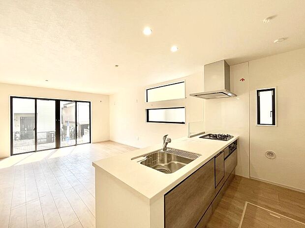 〜Kitchen〜 リビングが見渡せるカウンターキッチン。 料理をしながら家族とコミュニケーションをとれるだけでなく、大きな開放感も得ることができます。 お子様の成長も感じることができますね!