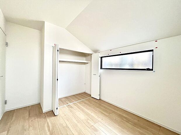 〜Bed Room〜 子供部屋はお子様にとって大変重な役割があります。子供一人で過ごす空間を与えることで、宿題や勉強時間も自然と増えまた自ら部屋の片付けや掃除なども促すことに繋がります。