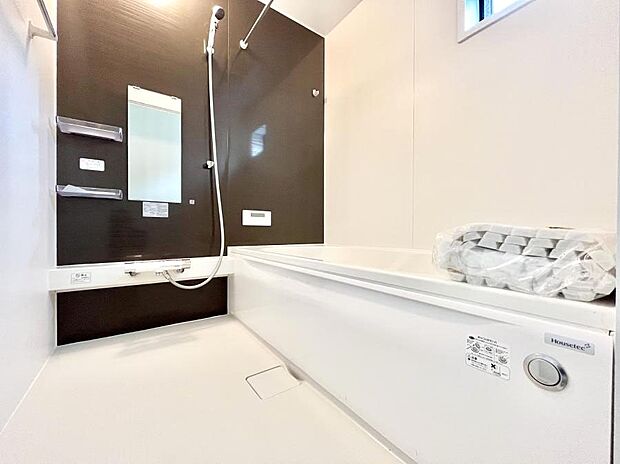 〜Bath Room〜 ゆったりと足を伸ばして入浴することが可能!一日の疲れを癒す貴重なバスタイムです。お子様とご一緒でも十分な広さなので、リビングとは違った家族団欒のひと時をお楽しみいただけます。