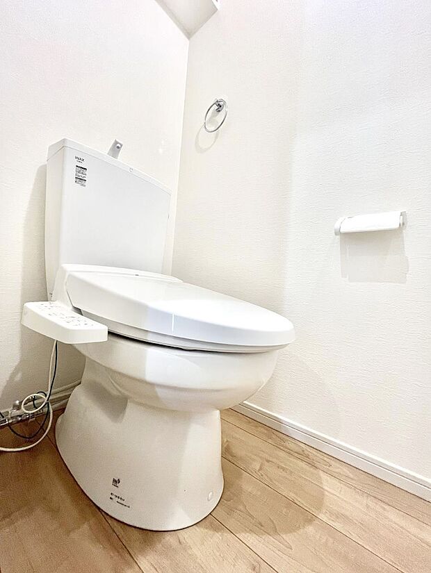 〜Toilet〜 綺麗・スッキリ・快適なウォシュレット付トイレでくつろげる空間です。トイレは毎日使わざるを得ないもの。いつも清潔を保ちたいですね。トイレが2ヶ所あるので朝の混雑時に便利です!