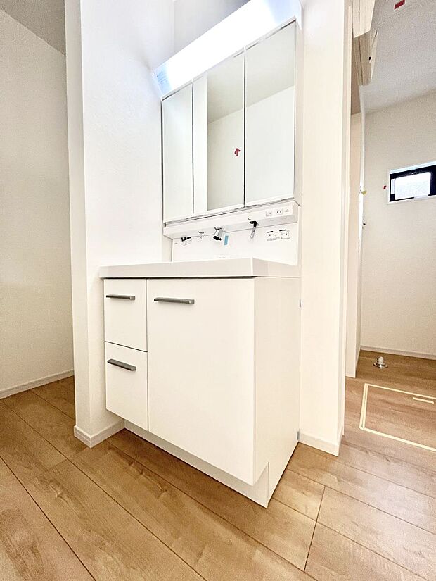 〜Dressing Room〜 暗くなりがちな洗面所も窓があると採光と換気が可能なので気持ちよくお使い頂けます。三面鏡タイプの洗面台は鏡裏収納で散らかりがちな洗面所もスッキリ♪